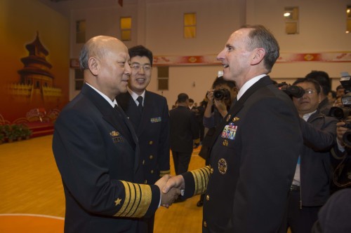 Tư lệnh Hải quân Trung Quốc Ngô Thắng Lợi và Tham mưu trưởng Hải quân Mỹ Jonathan Greenert
