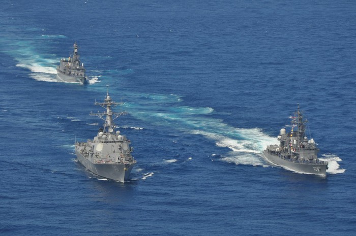 Ngày 10 tháng 4 năm 2012, biên đội tàu chiến Hải quân Mỹ-Nhật tập trận trên Biển Đông
