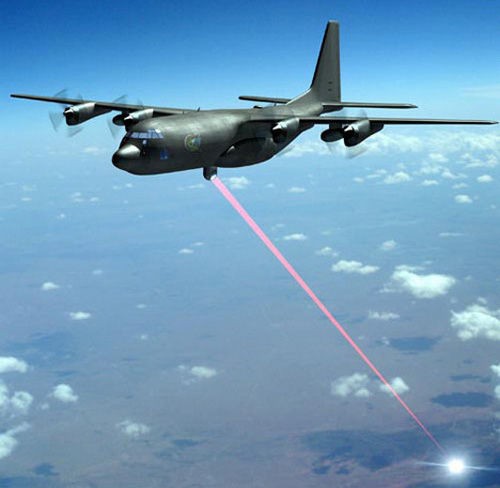 Hình dung vũ khí laser trên máy bay Mỹ tấn công mục tiêu mặt đất (nguồn Thời báo Hoàn Cầu, TQ)