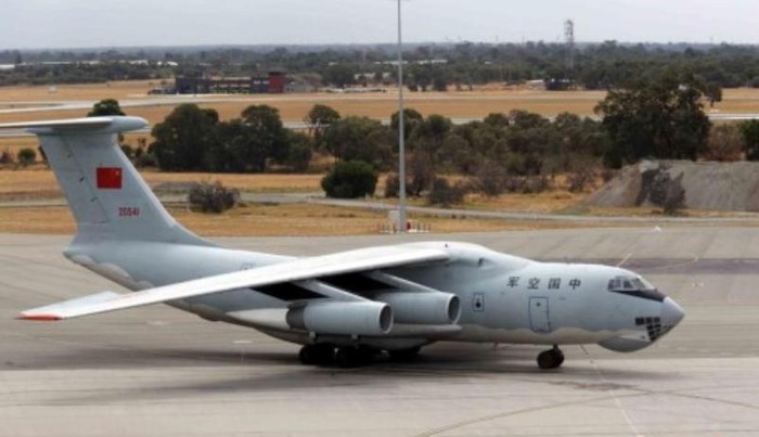 Máy bay vận tải IL-76 Trung Quốc trên đường trở về đã đậu ở sân bay Perth của Australia vào trưa ngày 26 tháng 3 năm 2014