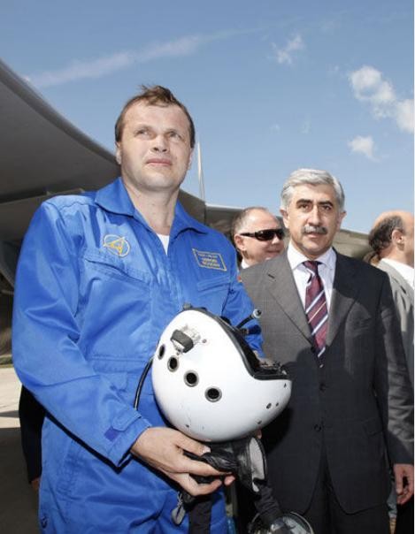 Tổng giám đốc Tập đoàn chế tạo hàng không thống nhất Nga (UAC), Mikhail Pogosyan và phi công