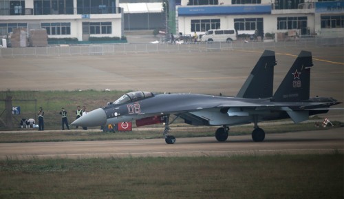 Máy bay chiến đấu Su-35 bay biểu diễn ở Triển lãm hàng không Chu Hải 2014 Trung Quốc