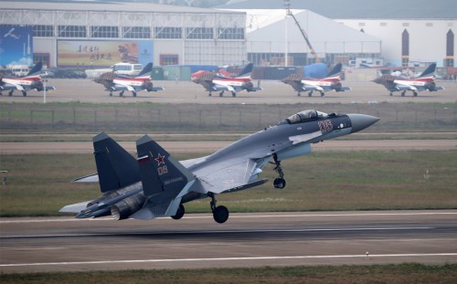 Máy bay chiến đấu Su-35 bay biểu diễn ở Triển lãm hàng không Chu Hải 2014 Trung Quốc