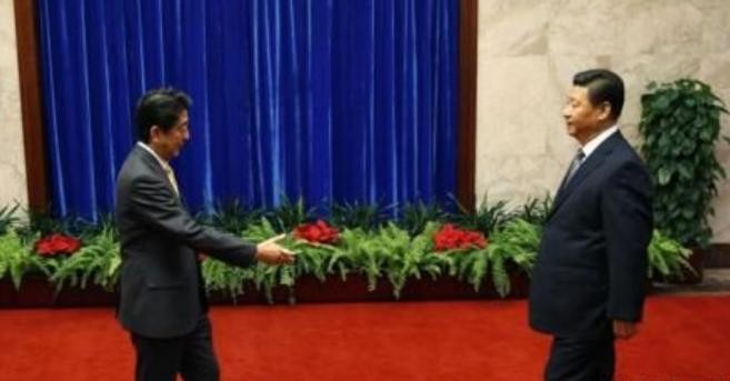 Ngày 10 tháng 11 năm 2014, ông Tập Cận Bình, lãnh đạo Trung Quốc (phải) có cuộc gặp với Thủ tướng Nhật Bản Shinzo Abe