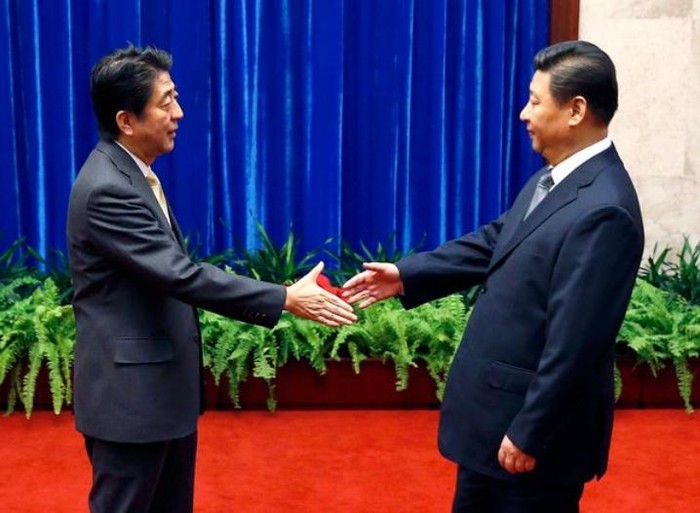 Tư thế của ông Tập Cận Bình trong lúc bắt tay với ông Shinzo Abe