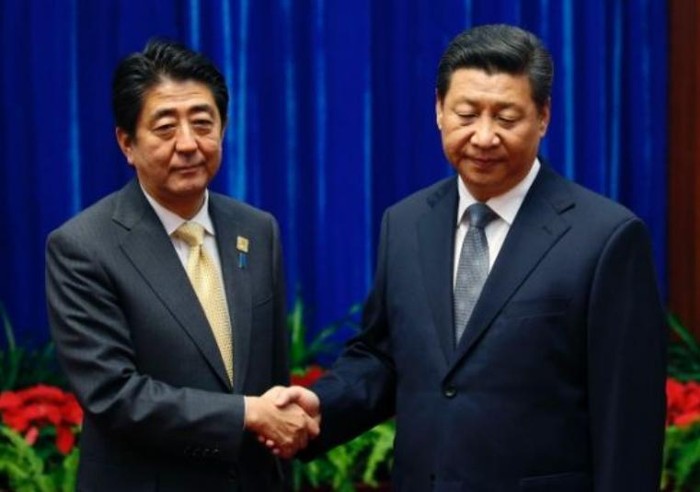 Ông Tập Cận Bình có vẻ mặt lạnh nhạt và mắt nhìn xuống khi bắt tay ông Shinzo Abe