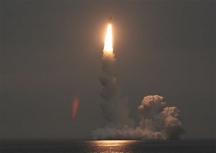 Tên lửa đạn đạo xuyên lục địa lớp Bulava bắn từ tàu ngầm hạt nhân Yuri Dolgorukiy lớp Borey Nga (ảnh tư liệu)
