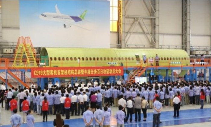 Chiếc máy bay chở khách C919 đầu tiên của Trung Quốc lắp ráp (nguồn mạng sina Trung Quốc)
