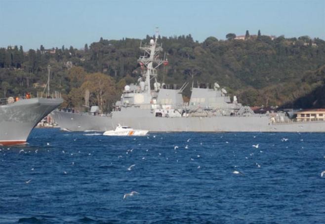 Tàu đổ bộ xe tăng Novocherkassk lớp Ropucha &quot;gặp thoáng qua&quot; tàu khu trục USS Ross (DDG-71) Mỹ ở eo biển Bosphorus Thổ Nhĩ Kỳ