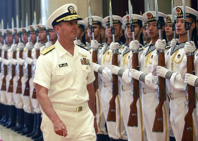 Tháng 7 năm 2014, Tham mưu trưởng Hải quân Mỹ Jonathan Greenert thăm Trung Quốc