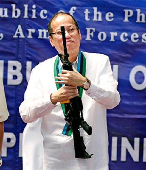 Tổng thống Philippines Benigno Aquino cầm súng trường tấn công M4 (ảnh tư liệu)