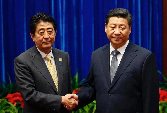 Ngày 10 tháng 11 năm 2014, ông Tập Cận Bình, lãnh đạo Trung Quốc (phải) có cuộc gặp với Thủ tướng Nhật Bản Shinzo Abe. Thái độ của ông Tập Cận Bình được cho là rất &quot;lạnh nhạt&quot;, &quot;coi thường&quot;, gây sự chú ý đặc biệt của dư luận quốc tế.