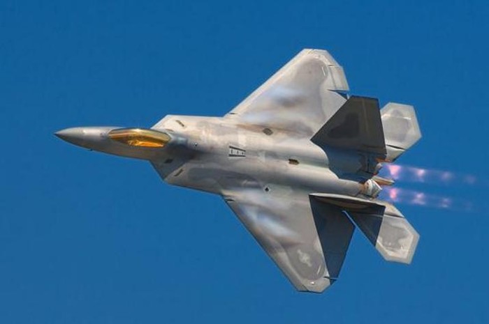Kết hợp các tính năng như tàng hình, siêu âm, máy bay chiến đấu F-22 có thể tấn công máy bay cảnh báo sớm