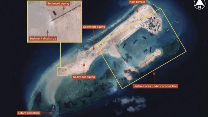 Hình ảnh vệ tinh mới nhất về Đá Chữ Thập thuộc quần đảo Trường Sa của Việt Nam đang bị TQ sử dụng phương tiện xây cất trái phép trên tờ &quot;Jane&apos;s Defense Weekly&quot; Anh (nguồn báo Phượng Hoàng, Hồng Kông)