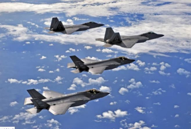 Mỹ vừa cho cả hai loại máy bay chiến đấu tàng hình F-22 và F-35 đồng thời huấn luyện trong cuộc tập trận chung Keen Sword 2015 giữa Mỹ-Nhật tổ chức ở Nhật Bản.