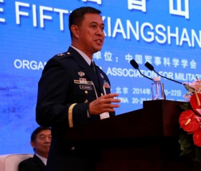 Phó Tổng tham mưu trưởng Quân đội Philippines Raul del Rosario phát biểu tại Diễn đàn Hương Sơn lần thứ 5 do Trung Quốc tổ chức