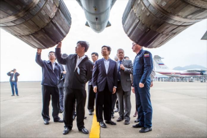 Phó Chủ tịch nước Trung Quốc Lý Nguyên Triều tham quan máy bay chiến đấu Su-35
