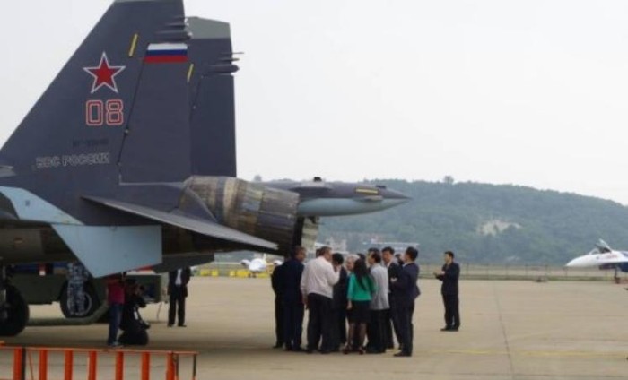 Phó Chủ tịch nước Trung Quốc Lý Nguyên Triều tham quan máy bay chiến đấu Su-35 (nguồn mạng sina Trung Quốc)