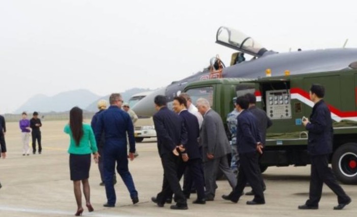 Phó Chủ tịch nước Trung Quốc Lý Nguyên Triều tham quan máy bay chiến đấu Su-35 (nguồn mạng sina Trung Quốc)