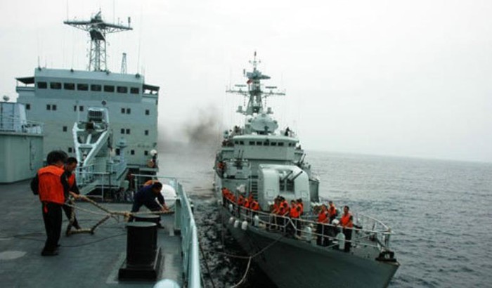 Tàu tiếp tế Hải quân Trung Quốc tiến hành tiếp tế bất hợp pháp cho lực lượng và tàu ngầm của họ tại đá ngầm thuộc quần đảo Trường Sa của Việt Nam.