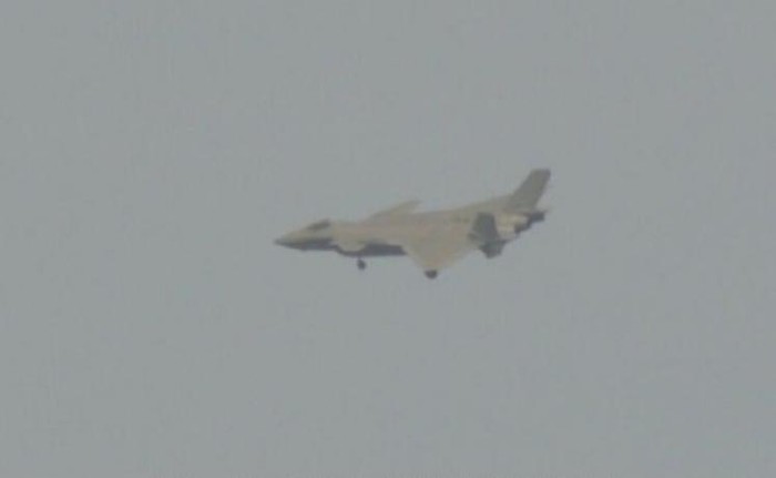 Mạng quân sự sina Trung Quốc cho hình ảnh này là máy bay chiến đấu J-20 số hiệu 2013 Trung Quốc lần đầu tiên bay thử