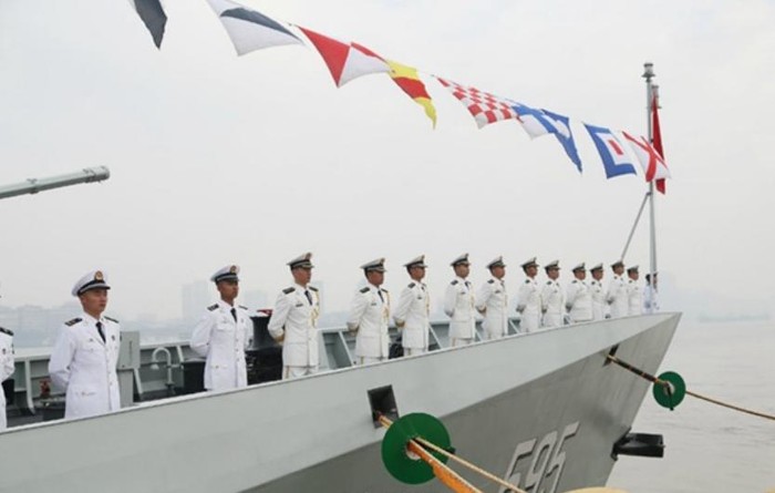 Hiện nay, Hải quân Trung Quốc đã biên chế 18 tàu hộ vệ hạng nhẹ Type 056. Trung Quốc đang chuyển sang chế tạo phiên bản săn ngầm loại tàu này. Trong hình là lễ biên chế tàu hộ vệ Triều Châu số hiệu 595 cho Hạm đội Nam Hải.
