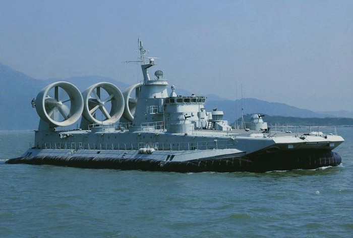 Tàu đổ bộ đệm khí Zubr (nguồn mạng sina Trung Quốc)