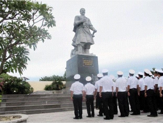 Cán bộ chiến sĩ biên đội dâng hương tại Tượng đài Quốc công Tiết chế Hưng Đạo Vương Trần Quốc Tuấn trên đảo Song Tử Tây