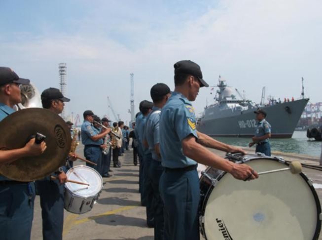 Hải quân Indonesia đón Biên đội tàu Hải quân Việt Nam