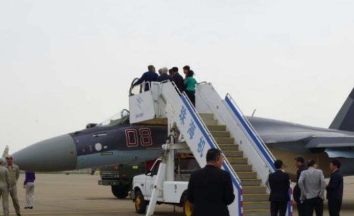 Phó Chủ tịch nước Trung Quốc Lý Nguyên Triều tham quan máy bay chiến đấu Su-35
