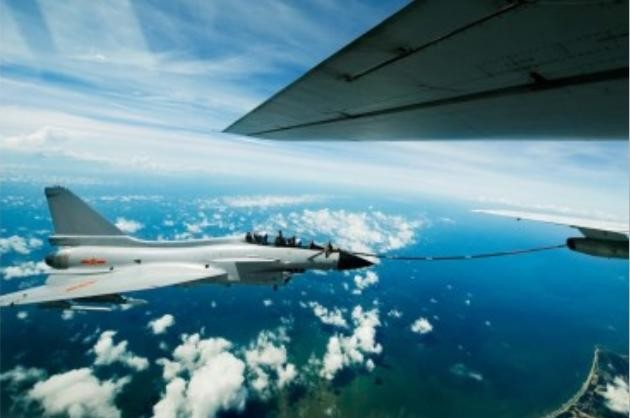 Máy bay chiến đấu J-10 Trung Quốc tiếp dầu trên không