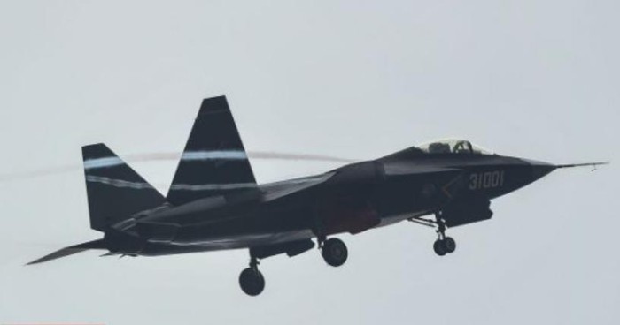 Máy bay chiến đấu J-31 Trung Quốc bay biểu diễn