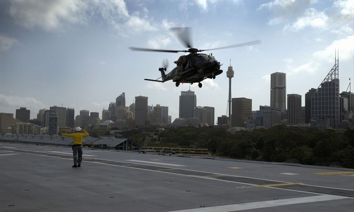 Tàu tấn công đổ bộ Canberra của Hải quân Australia tiến hành huấn luyện