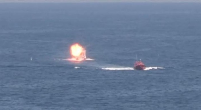 Vũ khí laser trên tàu chiến Ponce Mỹ tiêu diệt chiếc thuyền nhỏ