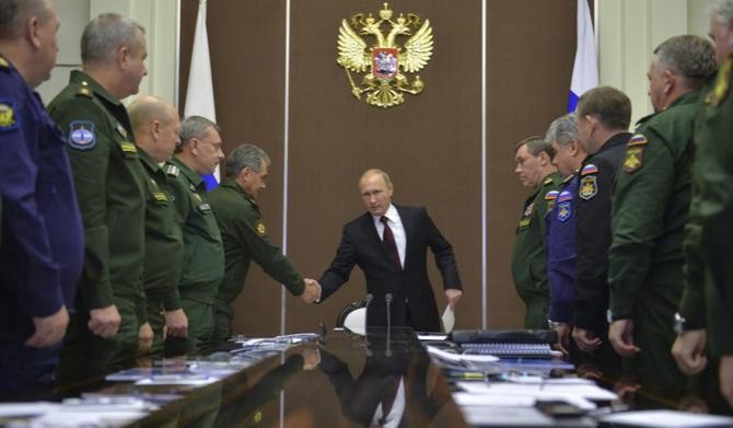 Tổng thống Nga Vladimir Putin và các tướng lĩnh Nga trong một cuộc họp ngày 24 tháng 11 năm 2014