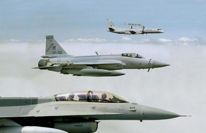Máy bay cảnh báo sớm và máy bay chiến đấu của Không quân Pakistan