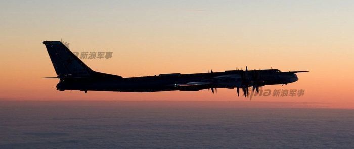 Máy bay ném bom chiến lược Tu-95MS Nga trên bầu trời biển Baltic (nguồn mạng sina TQ)