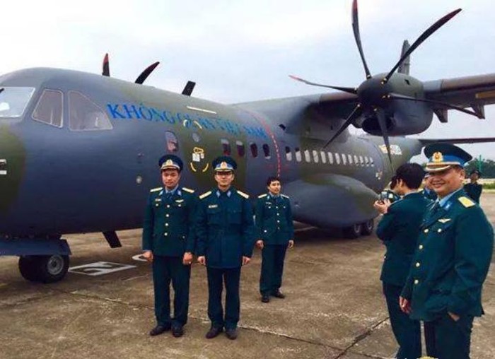 Quân đội Việt Nam tiếp nhận máy bay vận tải CN295 mới (nguồn báo Hoàn Cầu, TQ)