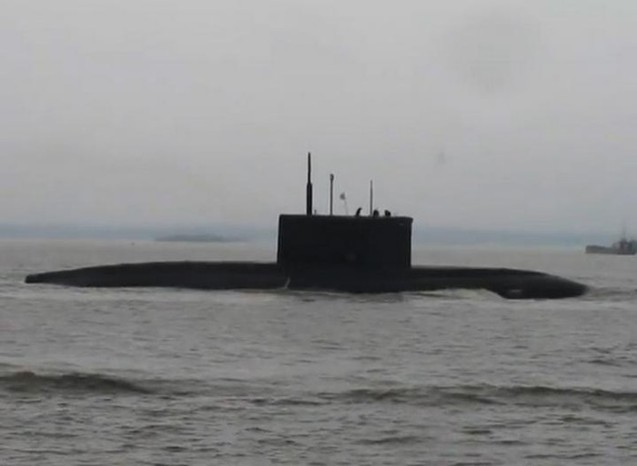 Tàu ngầm lớp Kilo thứ tư Nga chế tạo cho Việt Nam chạy thử trên biển (nguồn báo Phượng Hoàng, Hồng Kông)