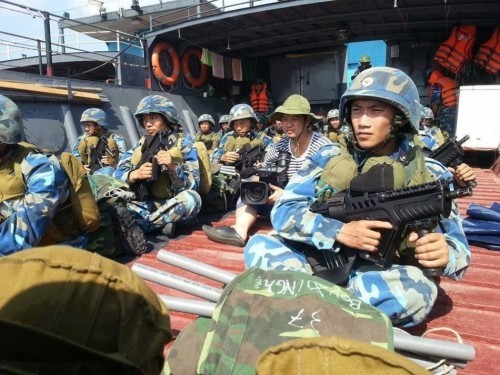 Súng trường tấn công TAR-21 của Hải quân đánh bộ Việt Nam (nguồn báo Nhân Dân, TQ)
