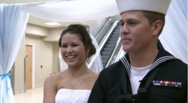 Một binh sĩ Hải quân Mỹ vội vã kết hôn tại sân bay sau khi trở về từ vùng biển Syria