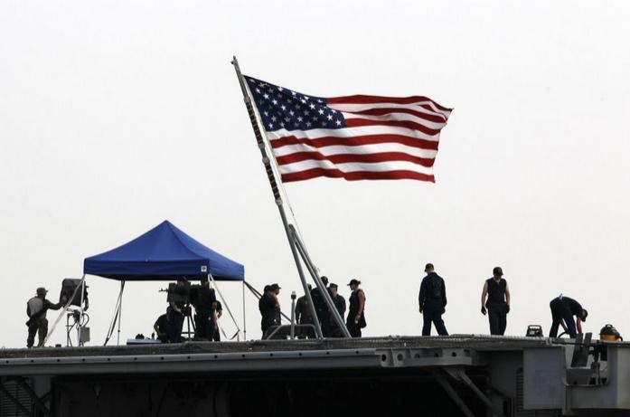Binh sĩ Hải quân Mỹ dựng cờ trên tàu chiến ở cảng Manama, Bahrain