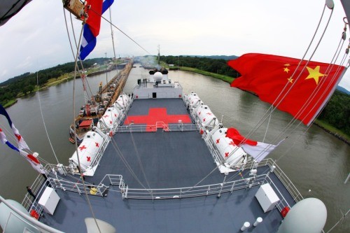 Năm 2011, tàu bệnh viện Hòa Bình Phương Châu, Trung Quốc đi qua kênh đào Panama