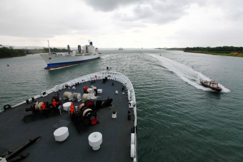 Năm 2011, tàu bệnh viện Hòa Bình Phương Châu, Trung Quốc đi qua kênh đào Panama