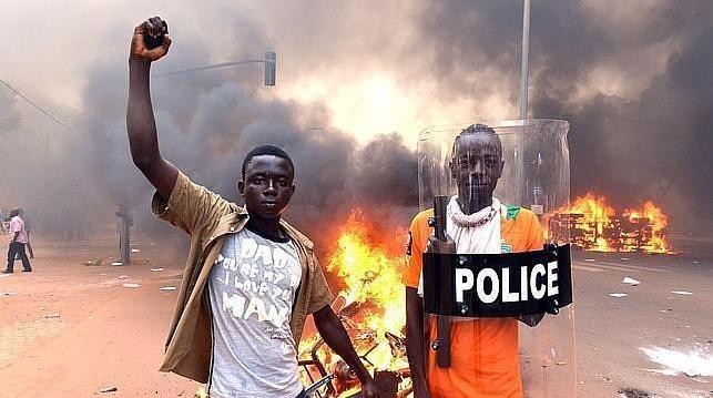 Biểu tình tại Burkina Faso (ảnh nguồn: abc.es)