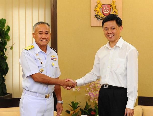 Tư lệnh Hải quân hoàng gia Thái Lan Kraisorn Chansuvanich (trái)