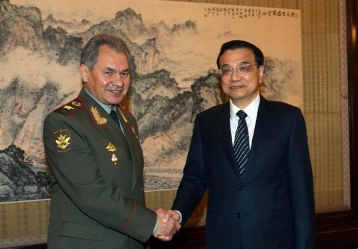 Bộ trưởng Quốc phòng Nga Sergei Shoigu và Thủ tướng Trung Quốc Lý Khắc Cường