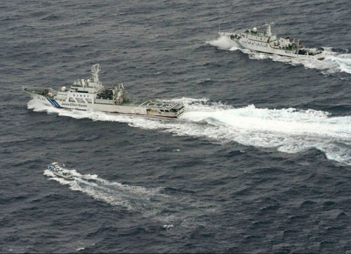 Tàu cảnh sát biển Trung Quốc và Nhật Bản quần nhau trên vùng biển đảo Senkaku (ảnh tư liệu)