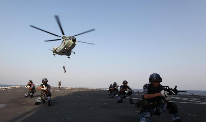 Tân Hoa xã Trung Quốc khoe hình ảnh lực lượng đặc nhiệm biên đội hộ tống tốp thứ 18 Hải quân Trung Quốc triển khai huấn luyện đáp trực thăng trên tàu chiến