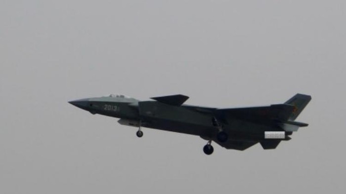Máy bay chiến đấu tàng hình J-20 số hiệu 2013 bay thử (nguồn mạng sina Trung Quốc)